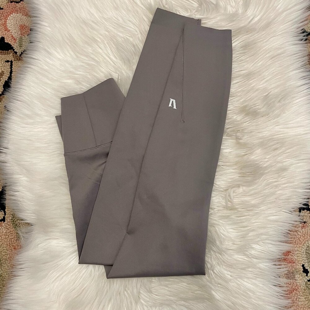 Vuori Evolve leggings in Smoke New!